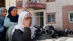 Çocuğu dağa kaçırılan anneler, HDP binası önünde eylem yapıyor