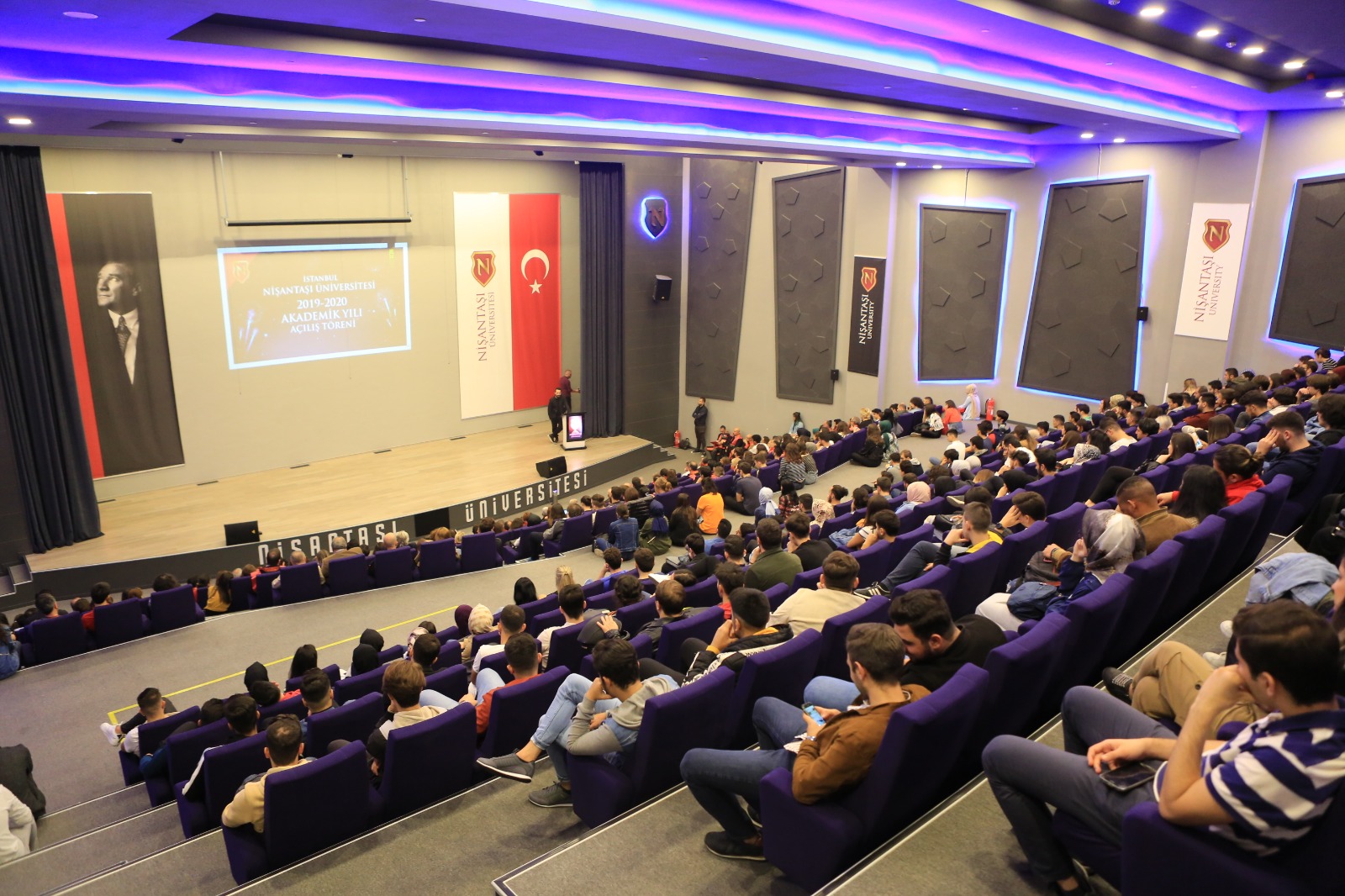 Binlerce öğrenci yeni akademik yıla ‘merhaba’ dedi