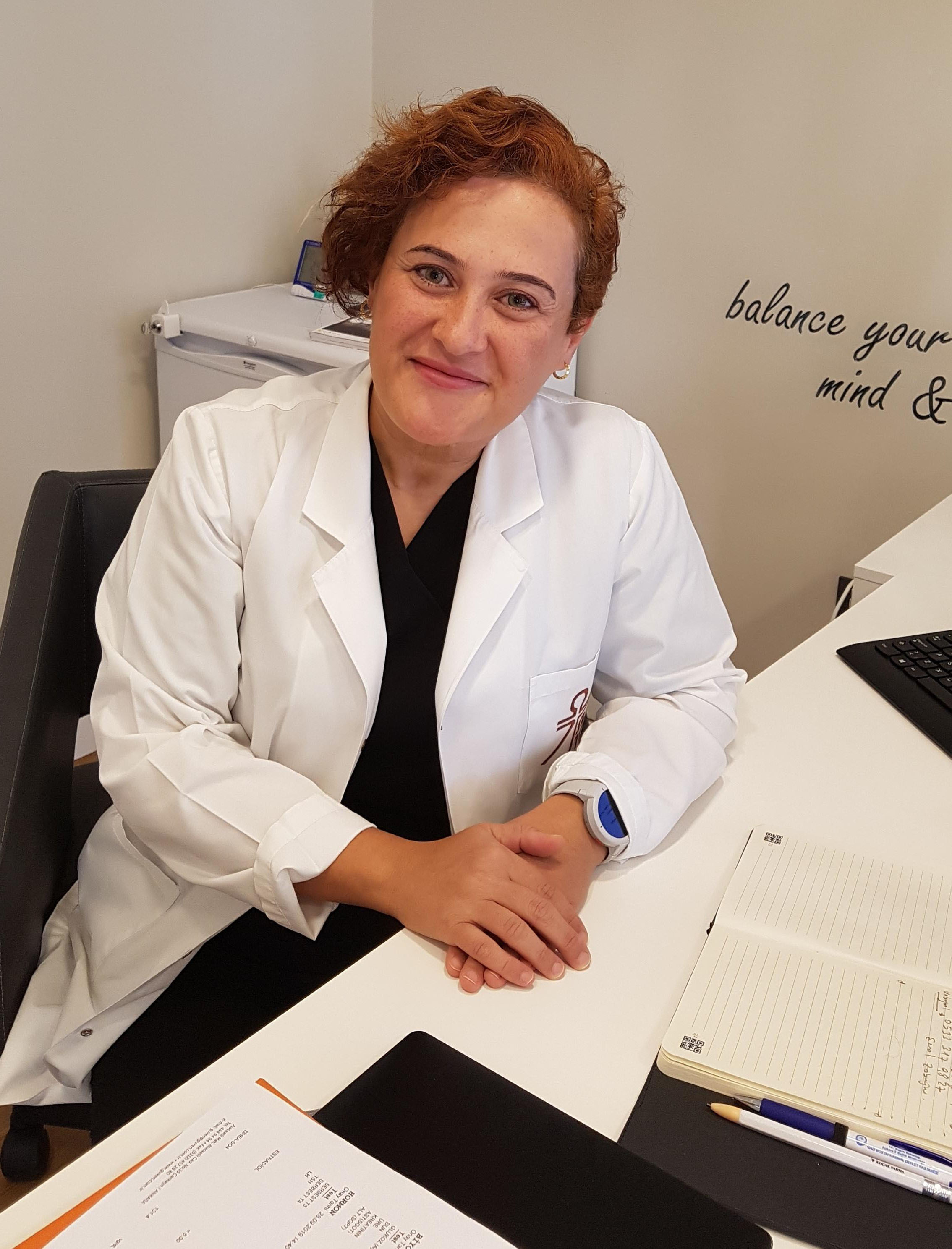 Göz kapağındaki sarkma, gözlerin erken yorulmasına neden olabilir