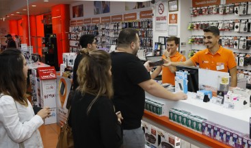 Yeni iPhone’ların ilk satışı gece başladı