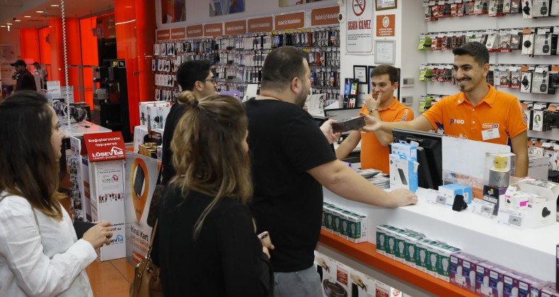Yeni iPhone’ların ilk satışı gece başladı