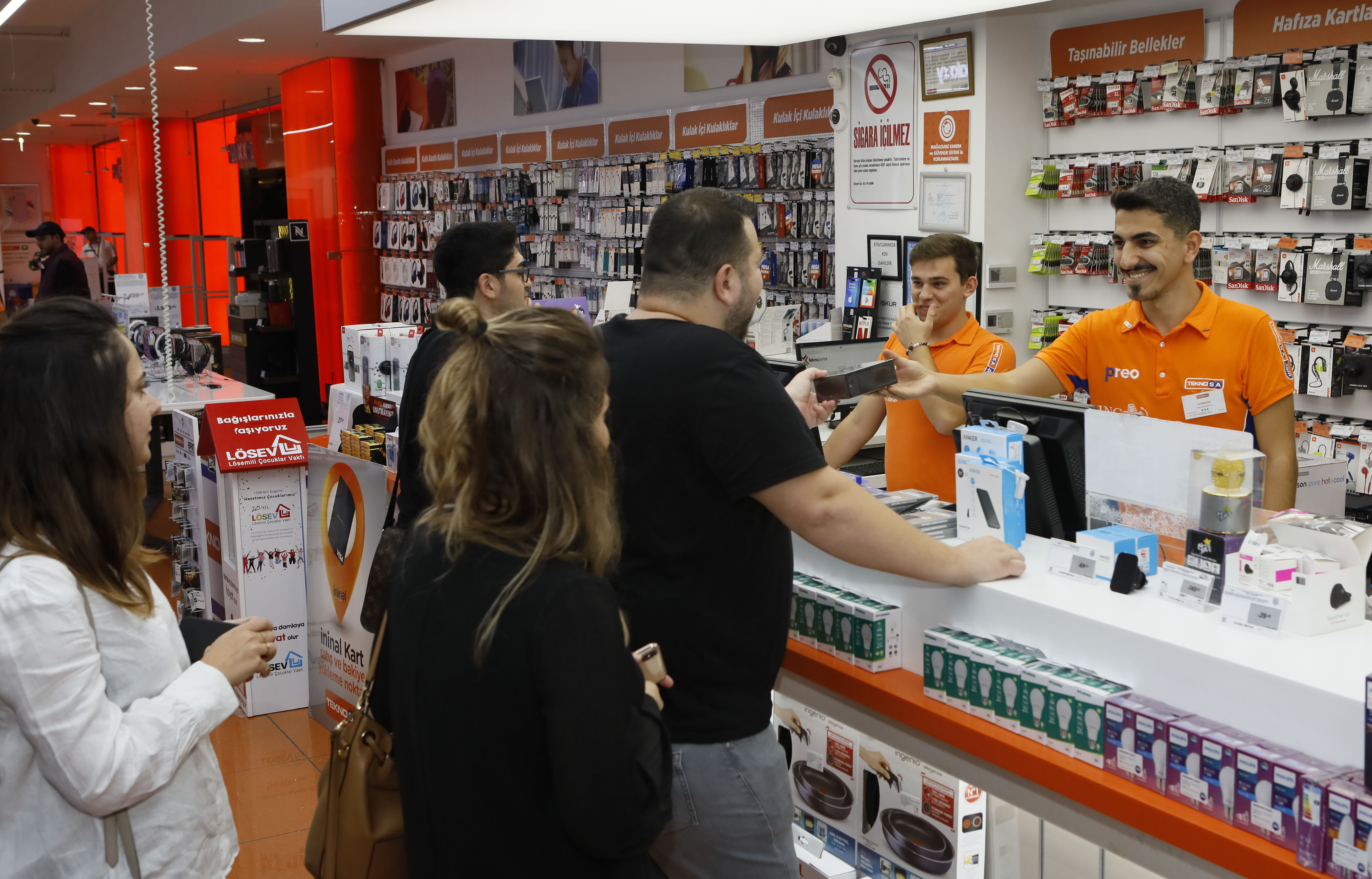 Yeni iPhone’ların ilk satışı gece başladı