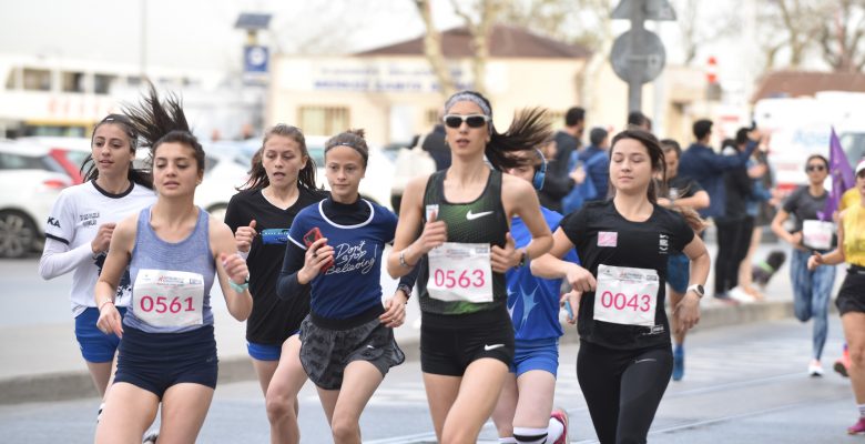 İstanbullu kadınlar Dünya Kadınlar Günü için 10 km koştu