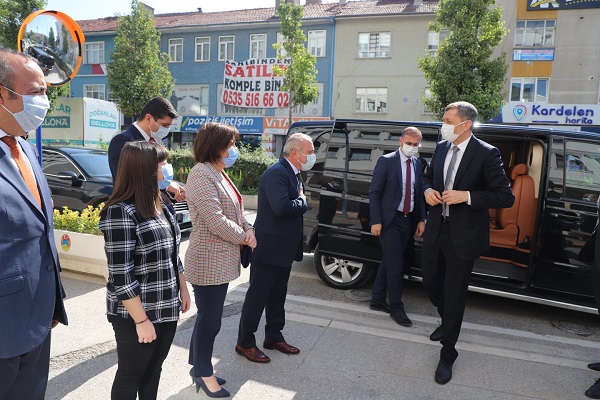 Bakan Ziya Selçuk, Yâran Selamıyla Karşılandı