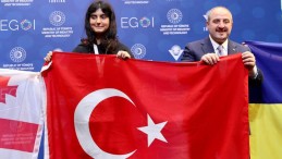 Bu gurur Türkiye’nin! Duru Özer, Kızlar Bilgisayar Olimpiyatı’nda altın madalya kazandı