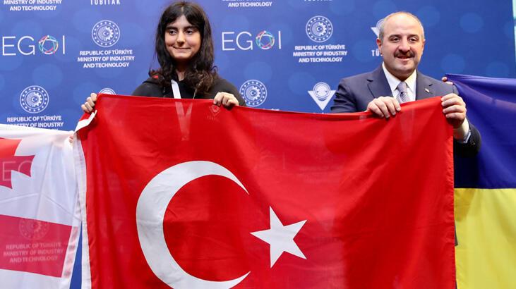 Bu gurur Türkiye’nin! Duru Özer, Kızlar Bilgisayar Olimpiyatı’nda altın madalya kazandı