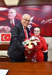 Başkan Posbıyık, Dünya üçüncüsü Zeynep’i ağırladı