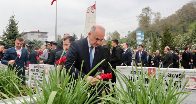 Vali Erol, Şehitlerimizin kabirlerine karanfil bıraktı