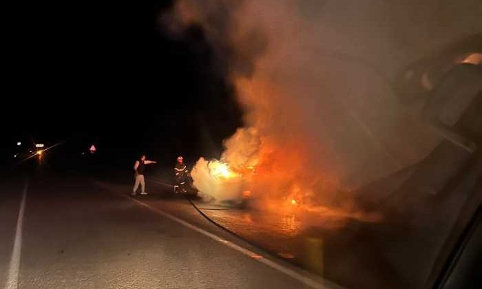 Çorum’da otomobili alev alev yandı