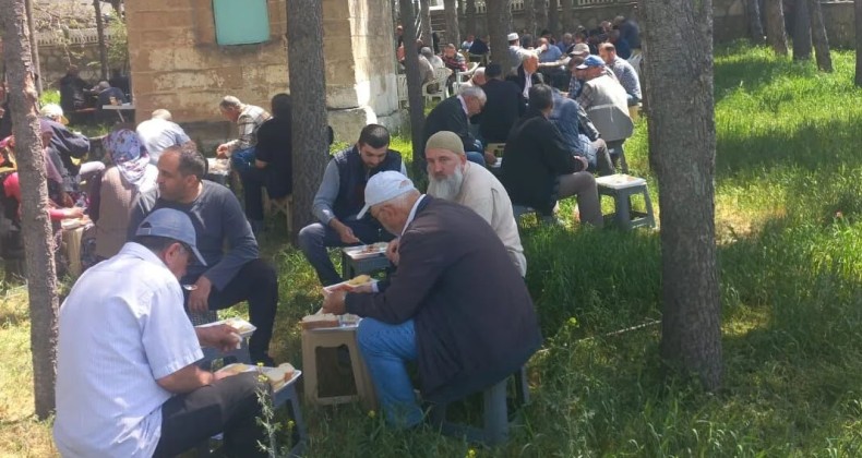 Isparta’da köylüler yağmur için ellerini semaya açtı