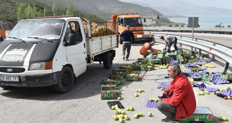 Isparta’da elma kasaları yola savruldu