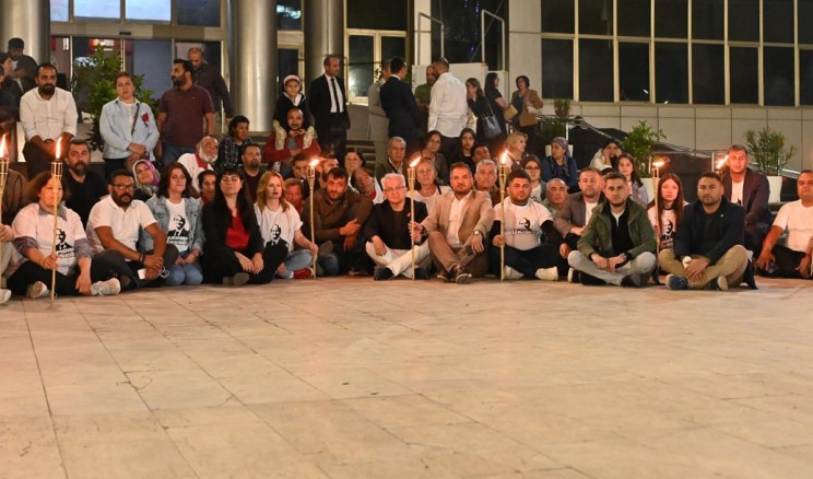 Mesut Kocagöz için Kepez Belediyesi önünde oturma eylemi yaptılar