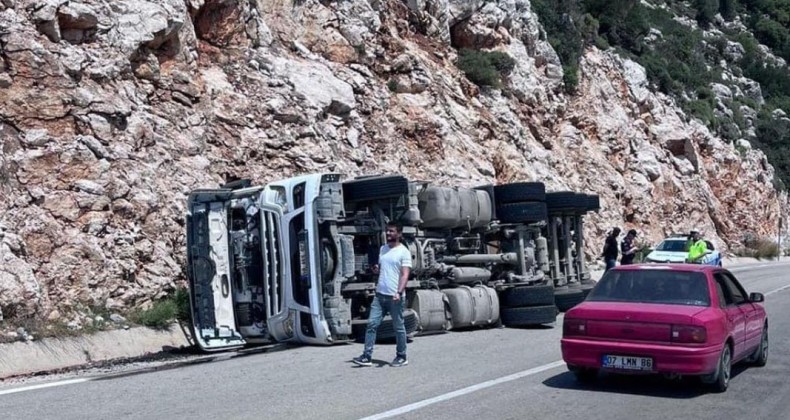 Demre’de TIR devrildi – Birlik Haber Ajansı- Türkiye’nin Haber Ağı