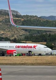 Antalya’da yolcu uçağının lastiği patladı