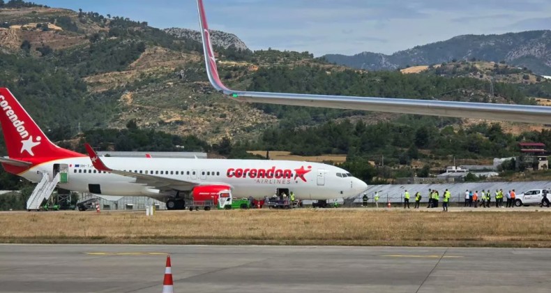 Antalya’da yolcu uçağının lastiği patladı