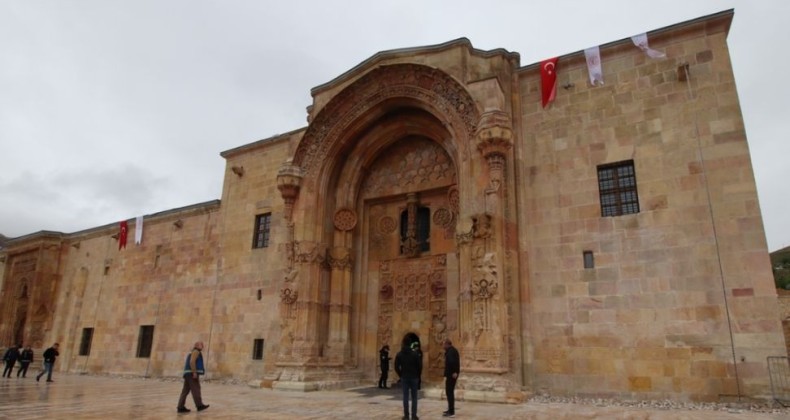 Divriği Ulu Camii ve Darüşşifası, 9 yılın ardından ibadete açıldı