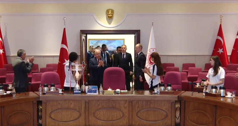 Millî Savunma Bakanı Yaşar Güler, Yüksekova Belediyespor Kadın Futbol Takımı ile bir araya geldi