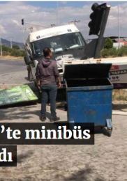 Buharkent’te minibüs durağa daldı