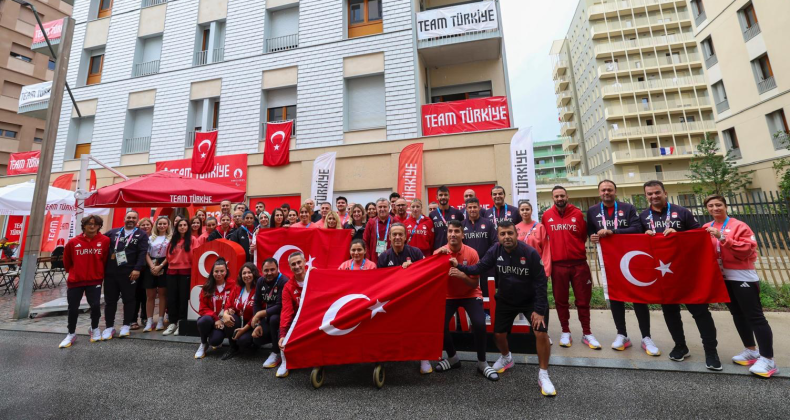 BAKAN BAK 30 AĞUSTOS ZAFER BAYRAMI’NI PARİS’TE PARALİMPİK SPORCULARLA BİRLİKTE KUTLADI