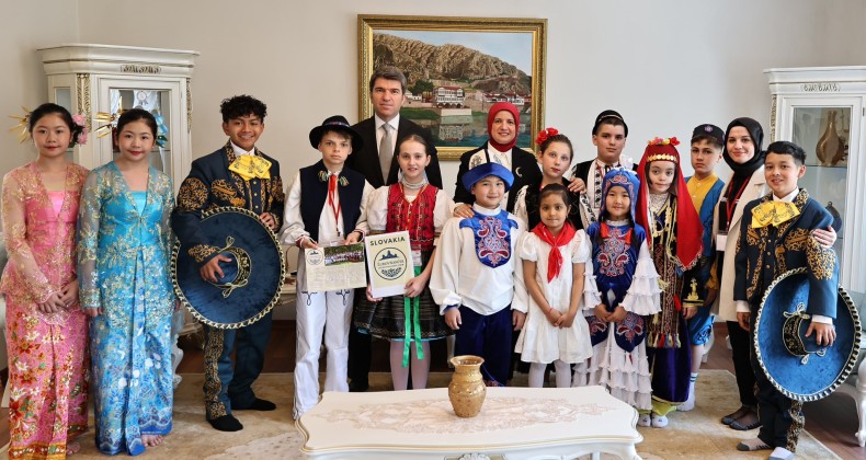 Amasya Valisi Önder Bakan ve eşi, yabancı misafir çocukları evinde ağırladı – Birlik Haber Ajansı