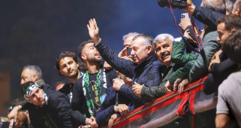 Kocaeli’de Büyükakın’a taraftardan büyük sevgi gösterisi – Birlik Haber Ajansı