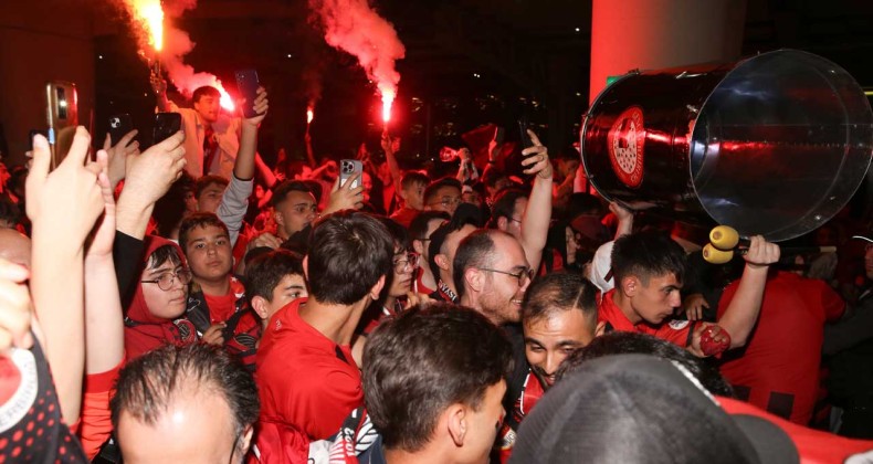 Süper Lig’e yükselen Gençlerbirliği’ne Ankara’da görkemli karşılama – Birlik Haber Ajansı