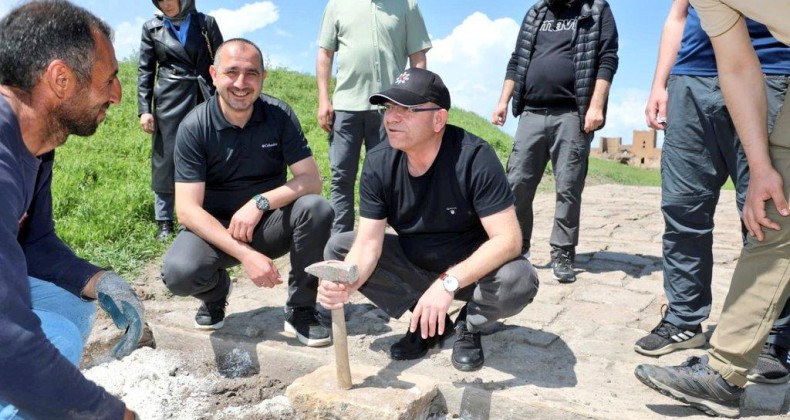 Vali Ziya Polat, Ani Ören Yeri’ndeki sur içi yürüyüş yollarında devam eden çalışmaları inceledi – Birlik Haber Ajansı
