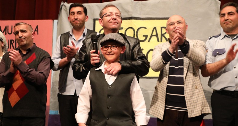 Kars’ta “Otogargara” Tiyatro oyunu seyircisiyle buluştu – Birlik Haber Ajansı