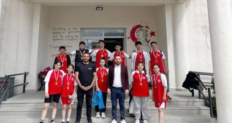 Okullar arası düzenlenen Voleybol Turnuvasının şampiyonu belli oldu – Birlik Haber Ajansı