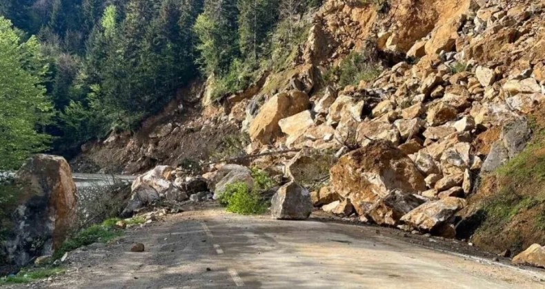 Giresun’da heyelan ulaşımı durdurdu – Birlik Haber Ajansı