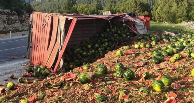 Antalya’da karpuz yüklü kamyon devrildi – Birlik Haber Ajansı