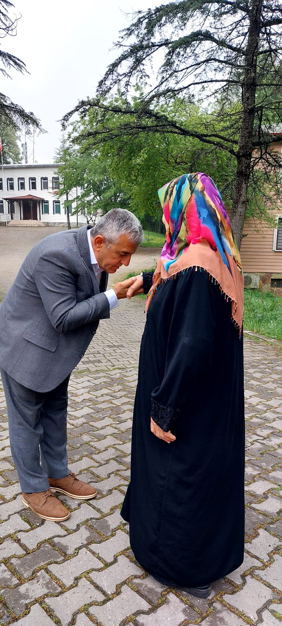 ilyas-mercan-annesinin-elini-optu-hayir-duasini-aldi-foto.jpeg