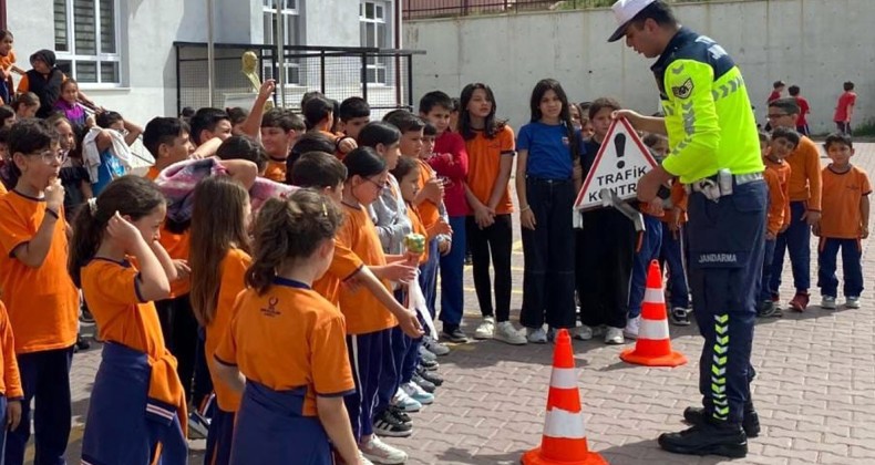 Jandarmadan öğrencilere trafik eğitim semineri – Birlik Haber Ajansı